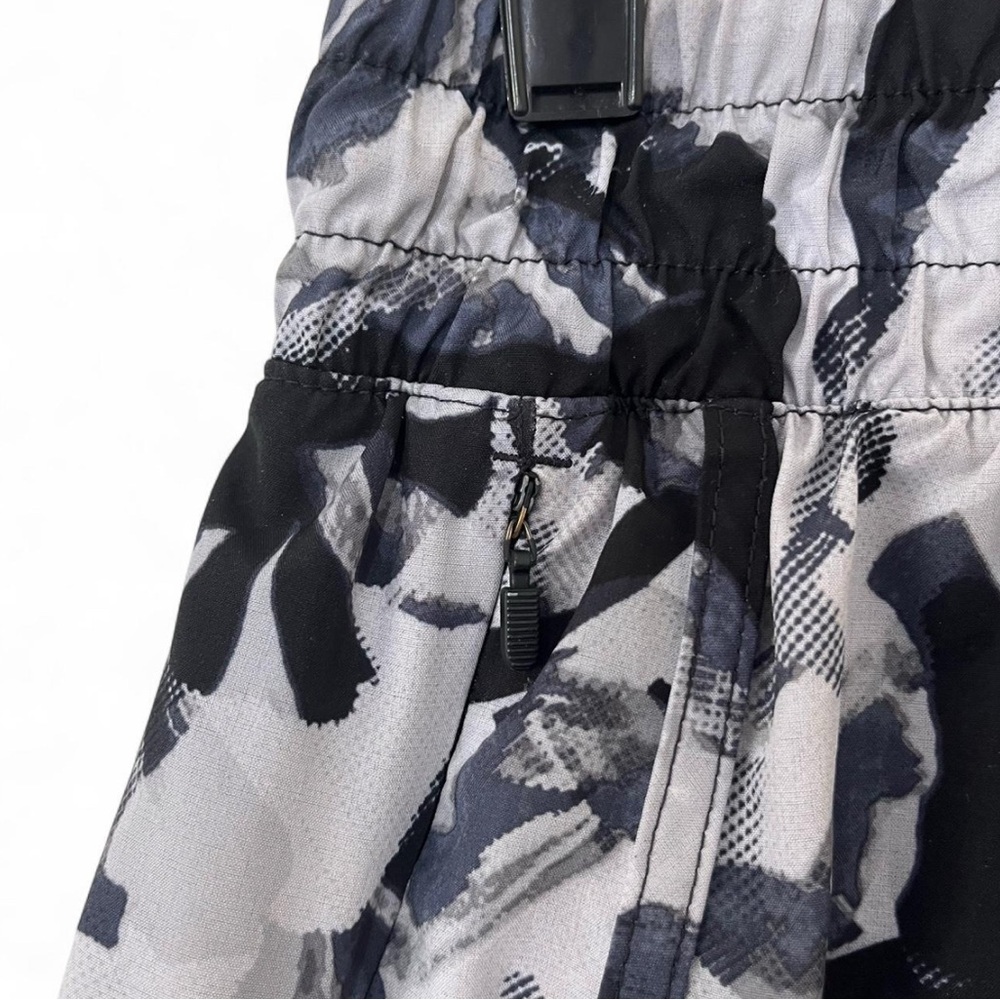 Women’s Small Avia 2 in 1 Black Gray White Floral Camo Athletic Running Shorts - Picture 6 of 9